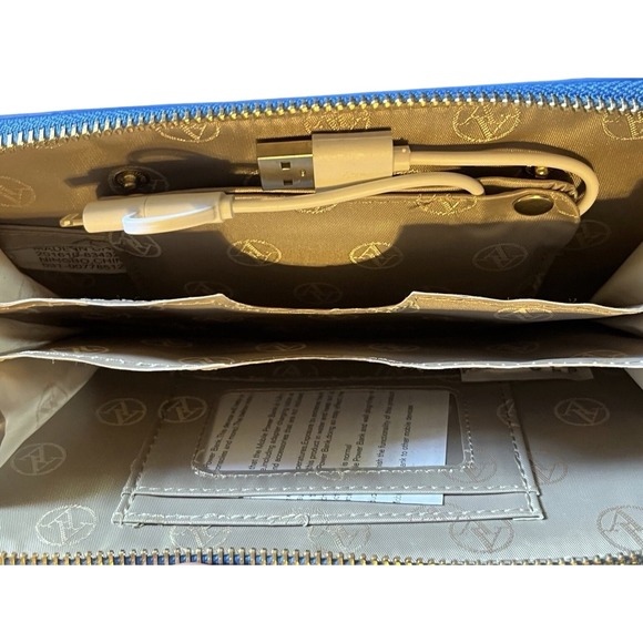 Adrienne Vittadini Charging Wallet - Picture 3 of 5